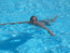 Андрей плывёт в бассейне